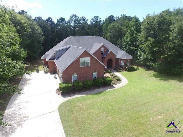 birds eye view of property featuring a forest view