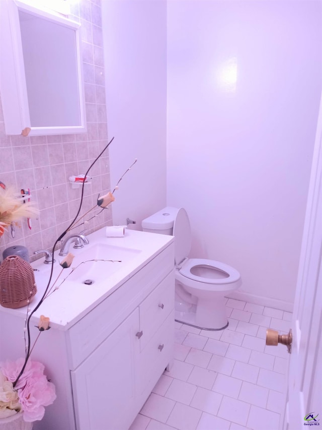 bathroom featuring toilet, vanity, and decorative backsplash