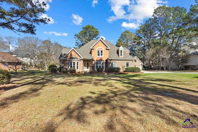 view of front facade featuring a front lawn