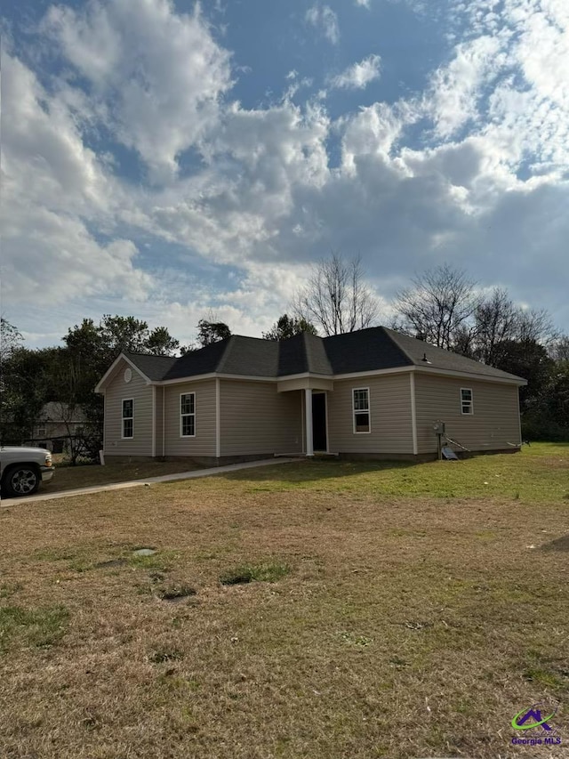 view of front facade featuring a front lawn