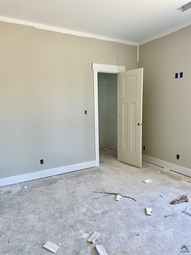 spare room with visible vents, baseboards, and ornamental molding