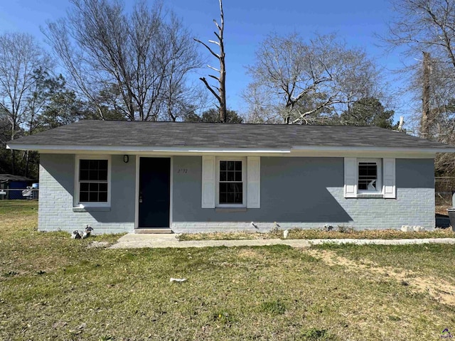 view of front of property featuring a front yard and brick siding