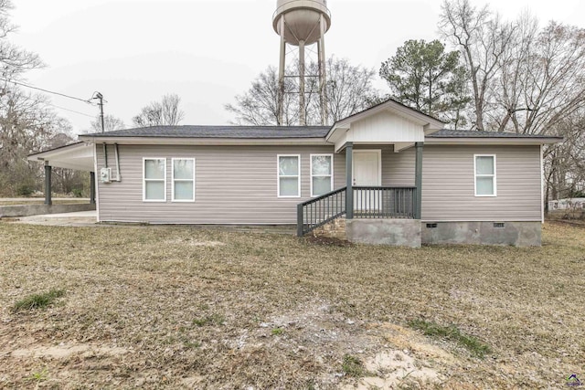 view of front of home featuring crawl space and a front yard