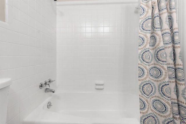 bathroom featuring shower / tub combo