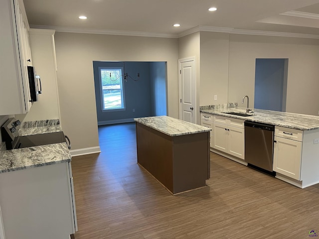 kitchen featuring dark wood-style floors, stainless steel appliances, white cabinets, a sink, and a peninsula