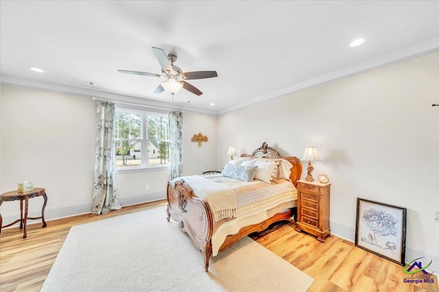 bedroom featuring baseboards, a ceiling fan, ornamental molding, wood finished floors, and recessed lighting