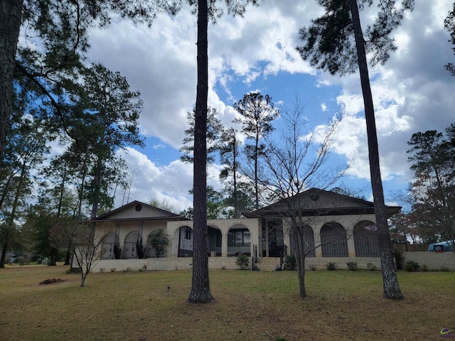view of front of property featuring a front lawn