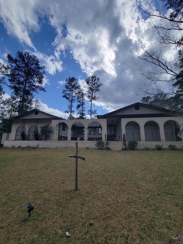 view of front of home with a front yard