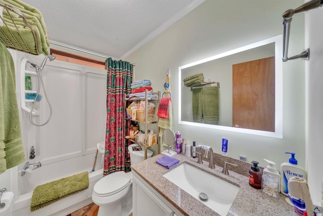 full bath featuring a textured ceiling, toilet, vanity, shower / bath combo with shower curtain, and crown molding