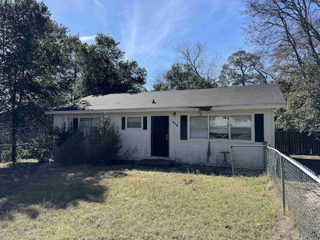 view of front of property featuring entry steps, fence, and a front yard