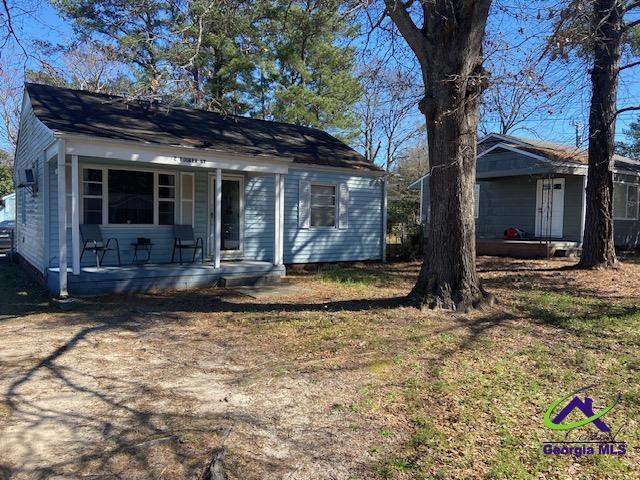 view of front of property featuring a porch