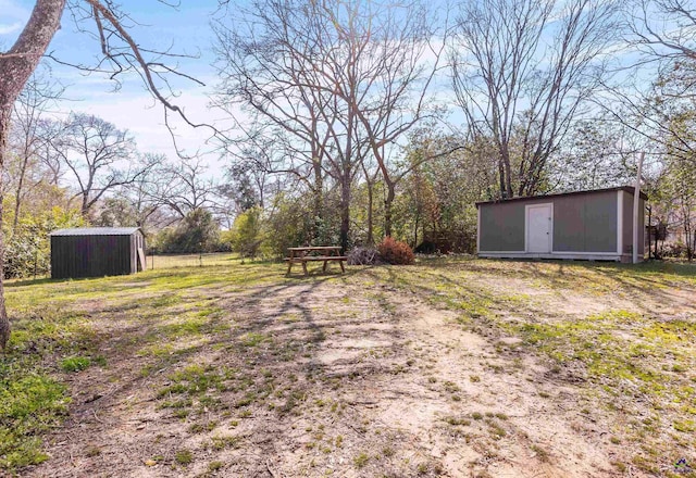 view of yard featuring an outdoor structure and a shed