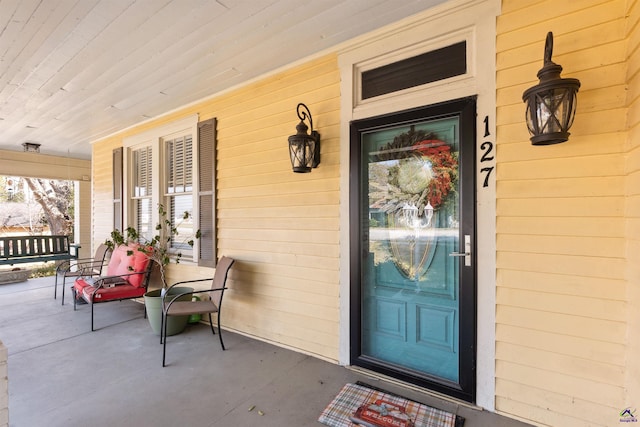 property entrance with covered porch