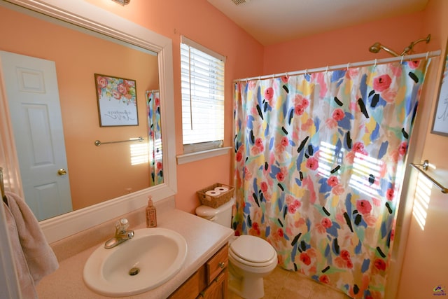 full bathroom featuring tile patterned floors, a shower with curtain, toilet, and vanity