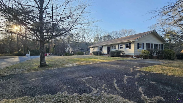 view of front facade with driveway