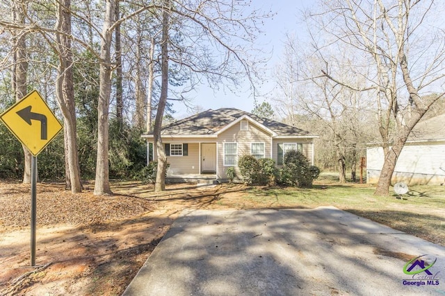 view of front facade with a front yard