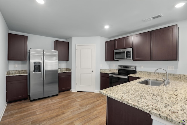 kitchen featuring light wood-type flooring, visible vents, a sink, recessed lighting, and stainless steel appliances