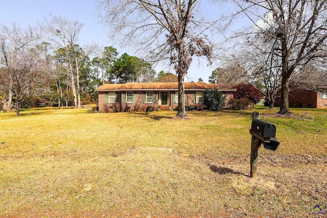 ranch-style home featuring a front lawn