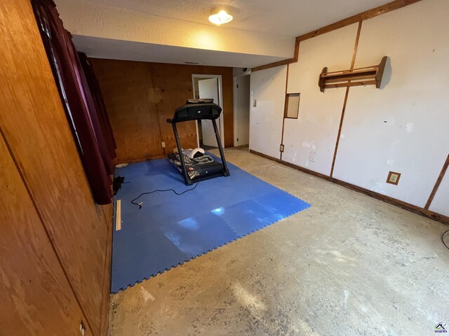 workout room with baseboards