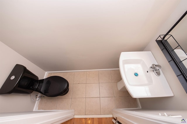 bathroom featuring a sink