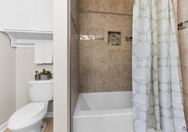 full bathroom with toilet, shower / bath combo with shower curtain, and baseboards