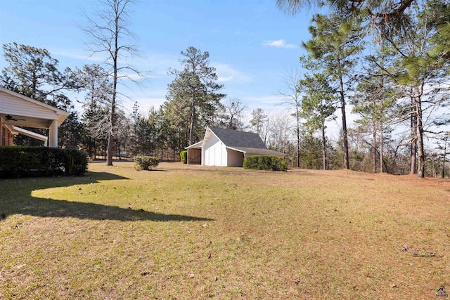 view of yard featuring an outdoor structure and a ceiling fan