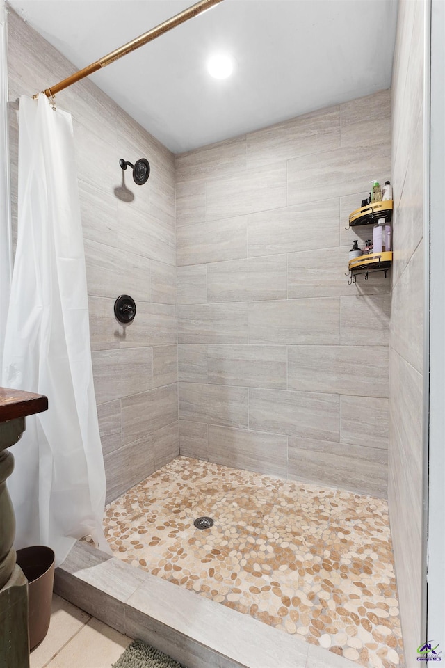 bathroom featuring a tile shower