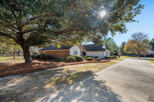 view of front of property featuring concrete driveway