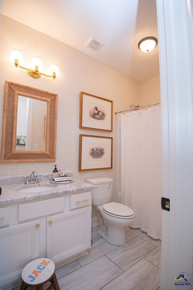 full bath featuring visible vents, wallpapered walls, toilet, a shower with curtain, and vanity