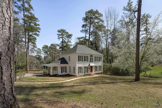 colonial inspired home featuring a front yard