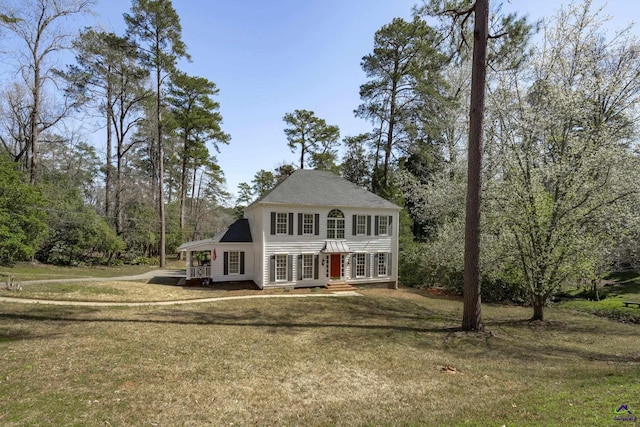 colonial house featuring a front lawn