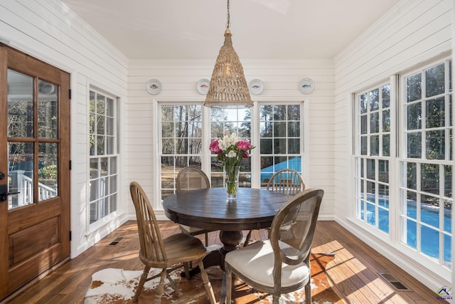 sunroom / solarium featuring visible vents