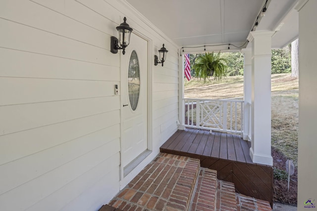 entrance to property featuring covered porch