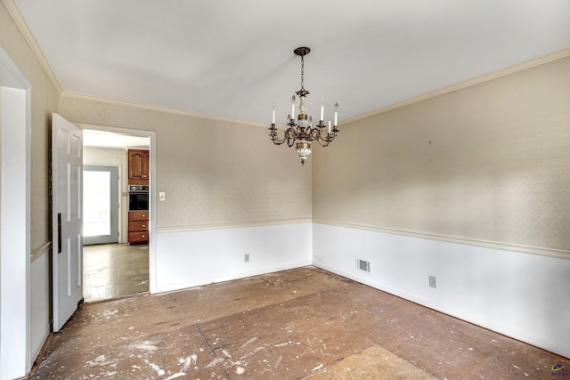 spare room featuring a chandelier, visible vents, and crown molding