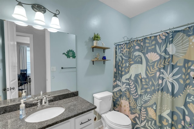 full bathroom featuring a shower with shower curtain, toilet, and vanity