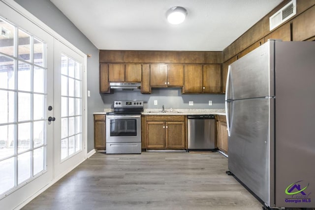 127 Stoneridge Dr, Warner Robins, GA 31088 - kitchen featuring visible vents, under cabinet range hood, a sink, stainless steel appliances, and light countertops