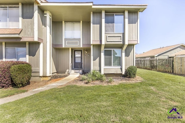 127 Stoneridge Dr, Warner Robins, GA 31088 - view of front of house with a front lawn and fence