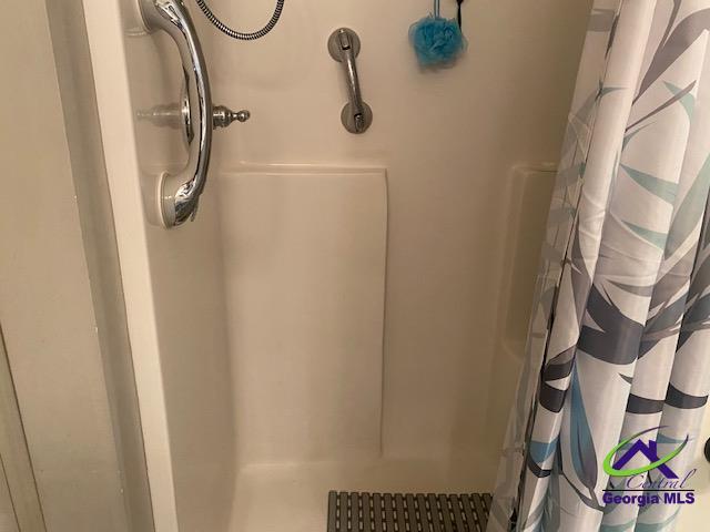 details featuring curtained shower