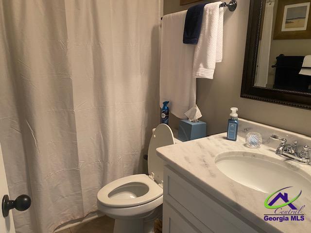full bathroom featuring toilet and vanity