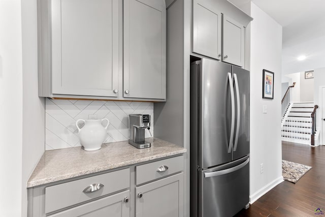 116 Hidesta Ct, Kathleen, GA 31047 - kitchen featuring gray cabinets, backsplash, freestanding refrigerator, dark wood-style floors, and baseboards