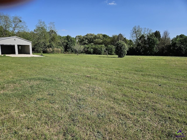 view of yard featuring an outbuilding and a garage