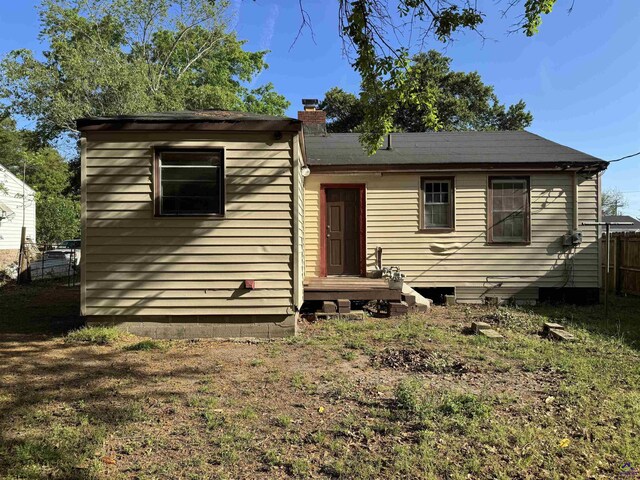 107 Northview Ave, Warner Robins, GA 31088 - view of front of house with a chimney and fence