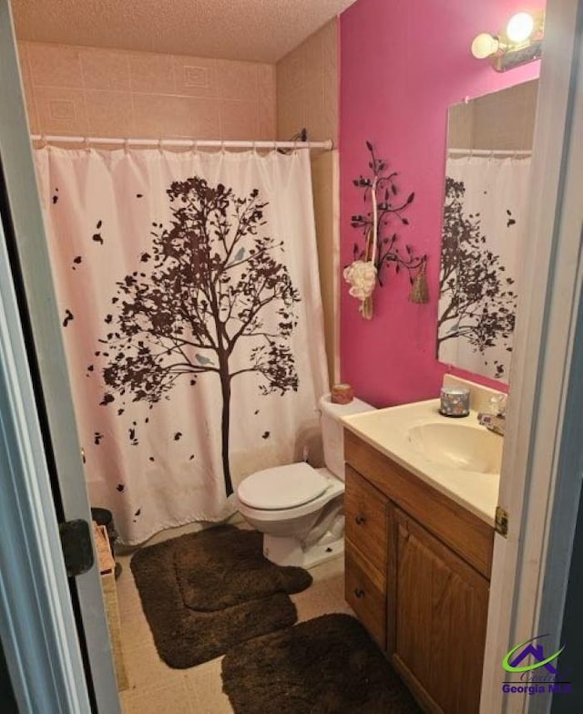 bathroom with toilet, vanity, a textured ceiling, and curtained shower
