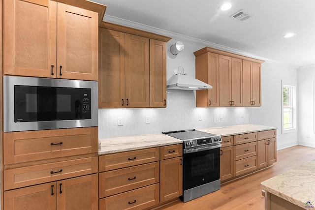 kitchen with built in microwave, stainless steel electric stove, crown molding, light wood finished floors, and decorative backsplash