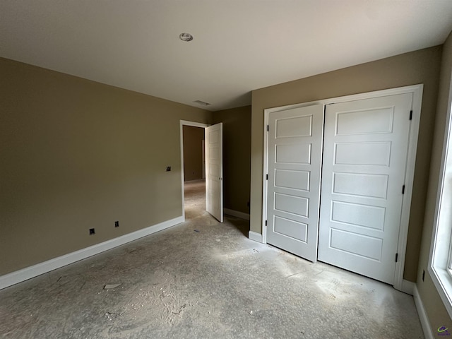 unfurnished bedroom featuring baseboards and a closet