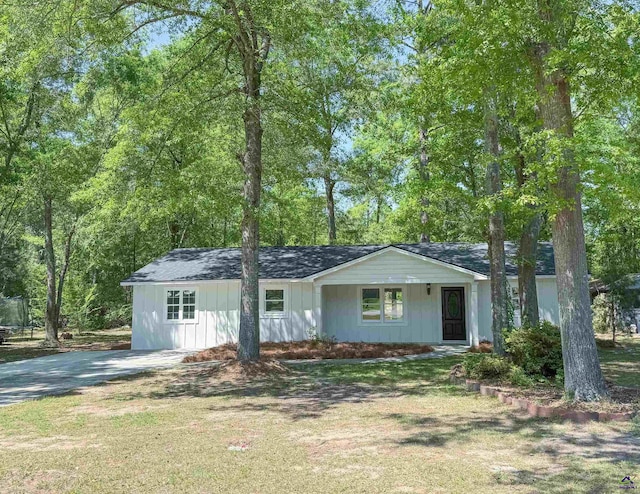 407 Frank Satterfield Rd, Perry, GA 31069 - ranch-style home featuring board and batten siding, a shingled roof, and a front yard