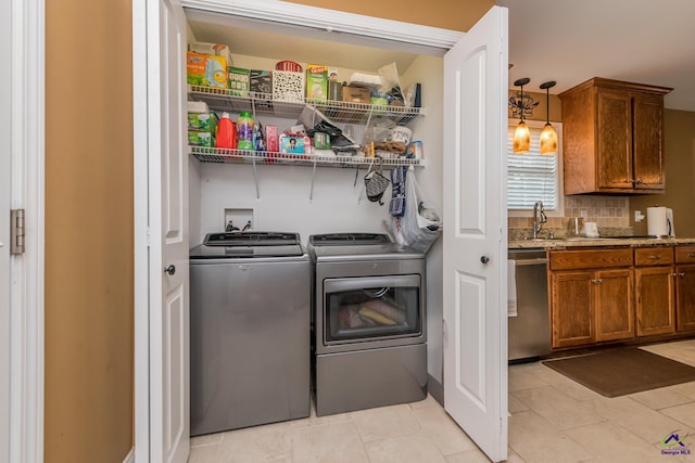 105 Taconic Ct, Bonaire, GA 31005 - laundry area featuring light tile patterned floors, a sink, laundry area, and washer and clothes dryer