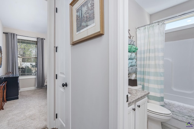 full bath with baseboards, curtained shower, toilet, and vanity