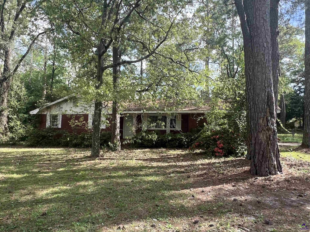 view of front of property with a front yard