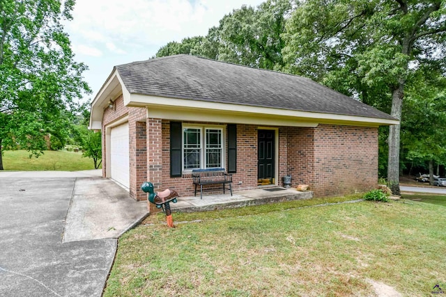 view of front facade with driveway, roof with shingles, covered porch, and a front yard